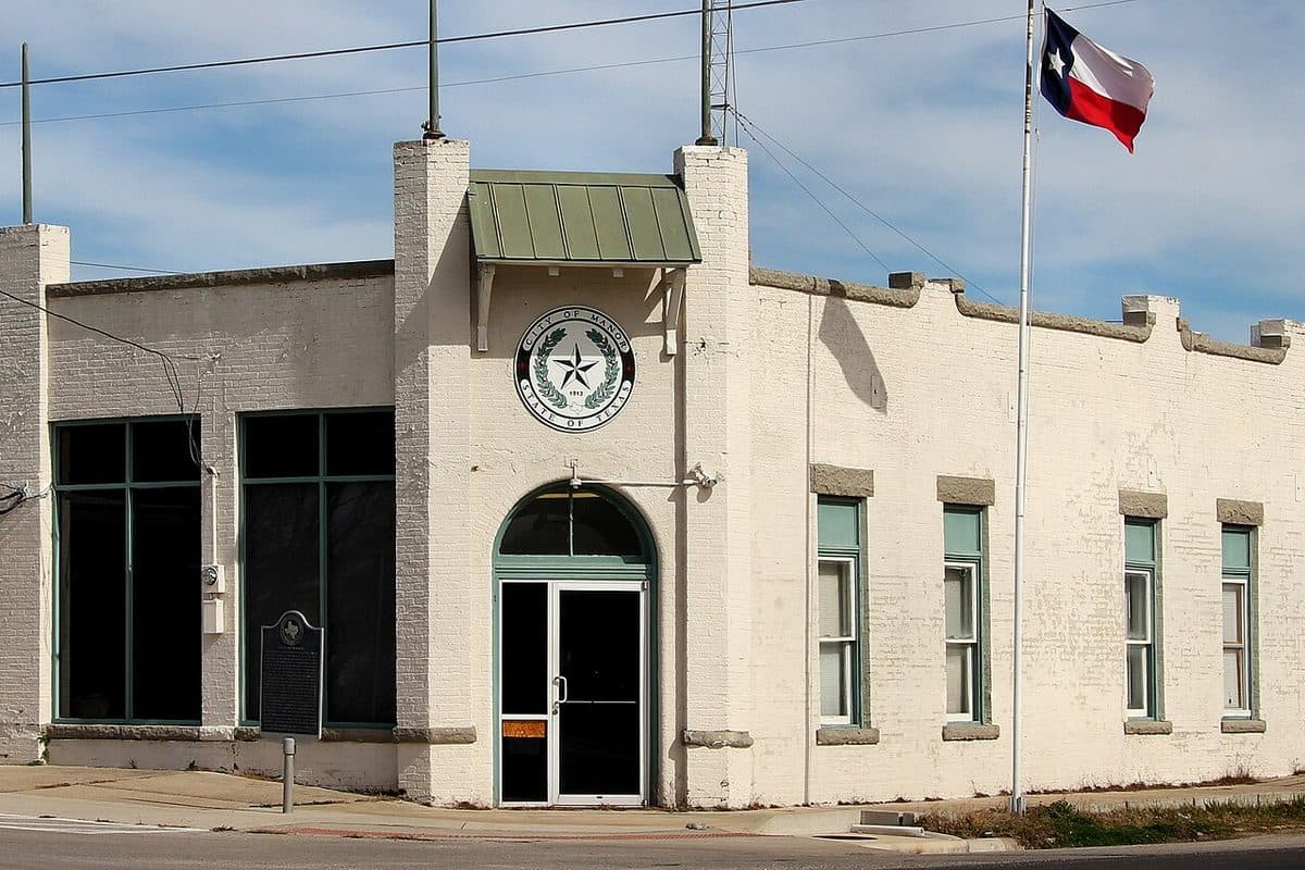 Manor - Local lifestyle, dining, and shopping Historic former city hall building in downtown Manor, TX