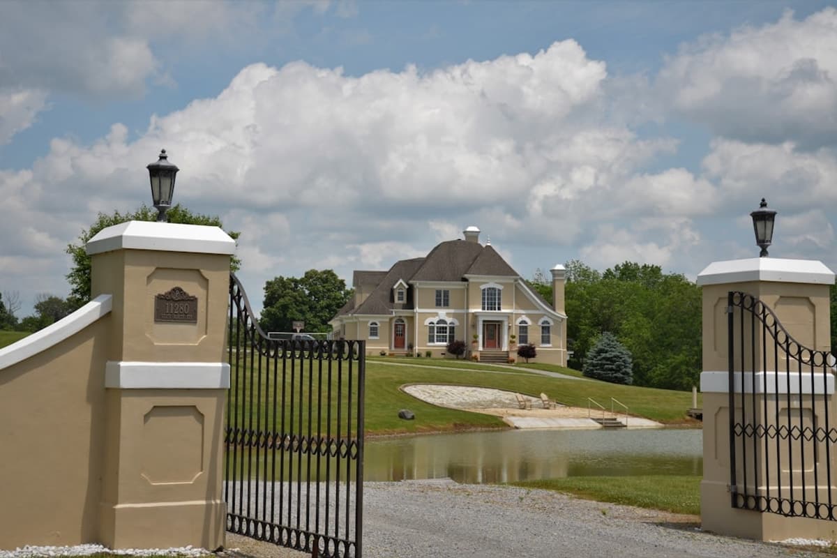Spicewood - Neighborhood streets and residential character Spicewood ranch road or estate entrance